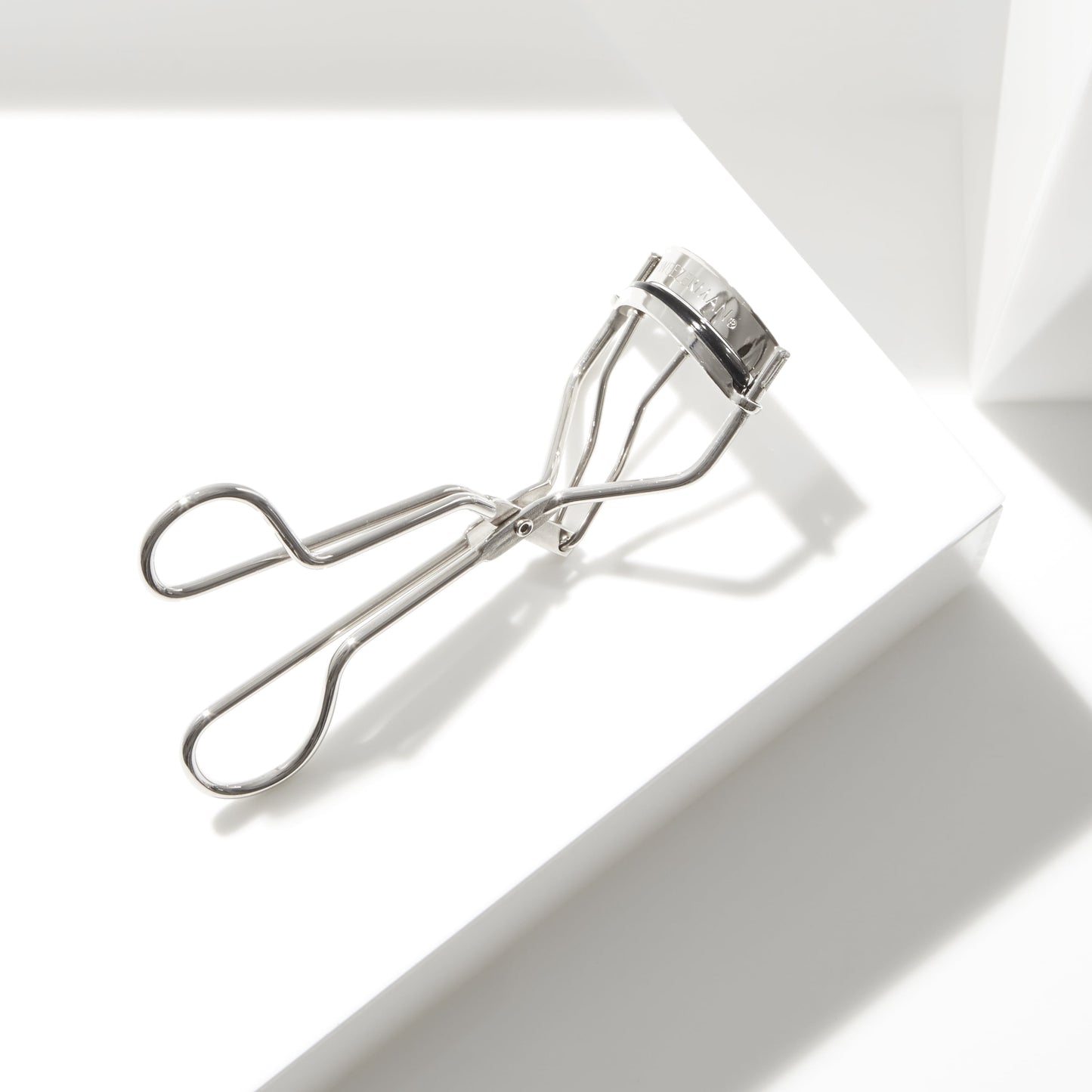 Elevate Your Eye Game with the Classic Eyelash Curler - Effortless Curls, Maximum Impact!